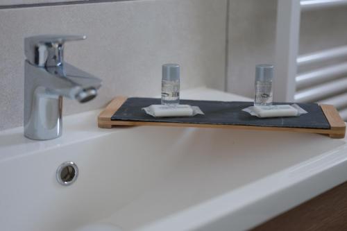 Bathroom, L'Eugene - 10min du RER B Le Bourget, Parking, Wifi in Drancy Bathroom, L'Eugene - 10min du RER B Le Bourget, Parking, Wifi in Drancy