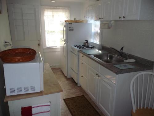 Konyha, Historic White Blossom House in Southold (NY) Konyha, Historic White Blossom House in Southold (NY)