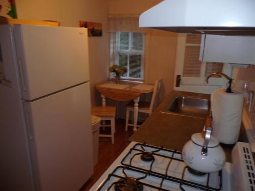 Konyha, Historic White Blossom House in Southold (NY) Konyha, Historic White Blossom House in Southold (NY)