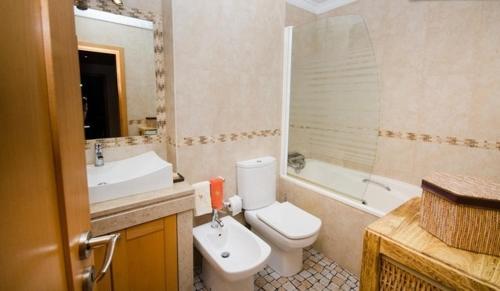 ห้องน้ำ, Aquarium House in เซซิมบรา ห้องน้ำ, Aquarium House in เซซิมบรา