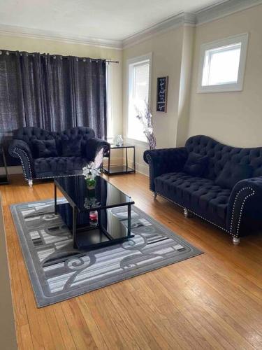 Lovely 3 bedroom Duplex Apartment W/ Game Room in Woodlawn Lovely 3 bedroom Duplex Apartment W/ Game Room in Woodlawn