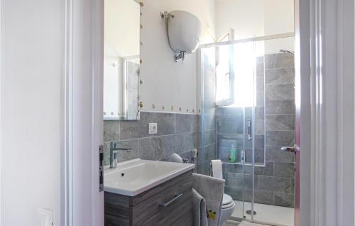Bathroom, Nice apartment in Marotta with 2 Bedrooms and Internet in Mondolfo Bathroom, Nice apartment in Marotta with 2 Bedrooms and Internet in Mondolfo