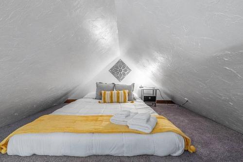 NEW!! Lovely unit w/ PRIVATE Hot Tub and patio!