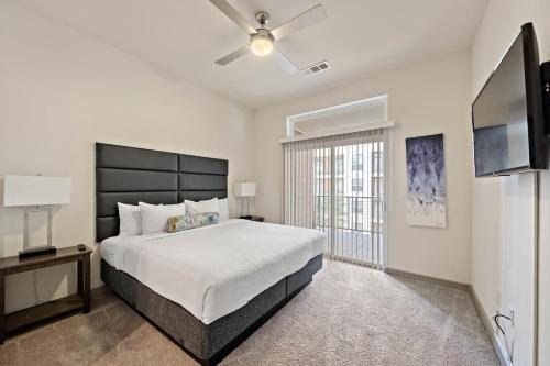 Guestroom, RENU at Downtown Houston in Houston (TX) Guestroom, RENU at Downtown Houston in Houston (TX)