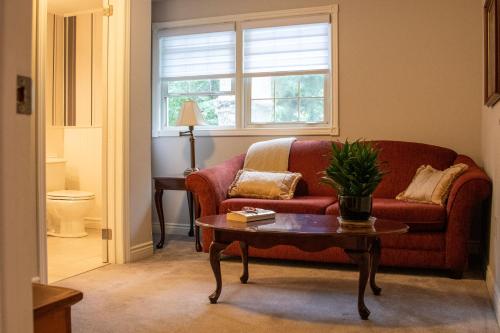 บริการและสิ่งอำนวยความสะดวก, Upper Canada Coach House in ทะเลสาบไนการ่า (ON) บริการและสิ่งอำนวยความสะดวก, Upper Canada Coach House in ทะเลสาบไนการ่า (ON)