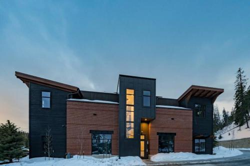 NEW LISTING! Park Ave Flats 4, brand new luxury condo, minutes to everything! in Baldy Mountain NEW LISTING! Park Ave Flats 4, brand new luxury condo, minutes to everything! in Baldy Mountain