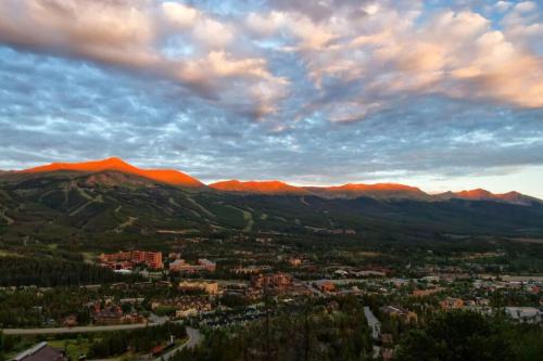 NEW LISTING! Park Ave Flats 4, brand new luxury condo, minutes to everything! in Baldy Mountain NEW LISTING! Park Ave Flats 4, brand new luxury condo, minutes to everything! in Baldy Mountain