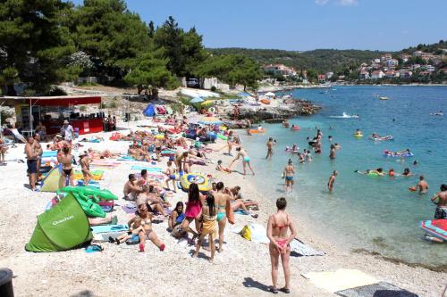 ชายหาด, Apartments with a parking space Okrug Gornji, Ciovo - 7546 in ออกรุค กอนจิ ชายหาด, Apartments with a parking space Okrug Gornji, Ciovo - 7546 in ออกรุค กอนจิ