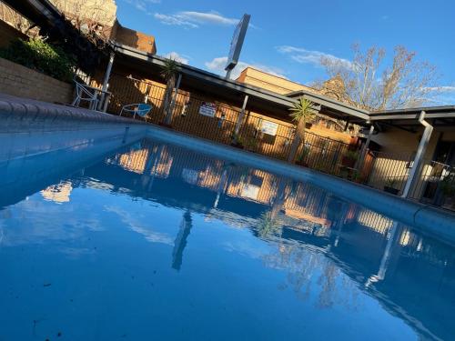 Swimming pool, Gateway Motor Inn in Narrandera Swimming pool, Gateway Motor Inn in Narrandera