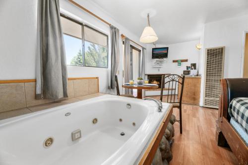 Bathroom, Big Bear Lake Front Lodge in Big Bear Lake (CA) Bathroom, Big Bear Lake Front Lodge in Big Bear Lake (CA)