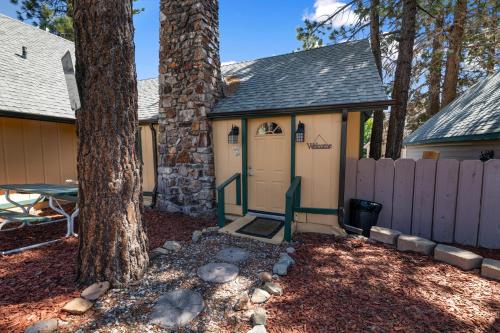 Entrance, Big Bear Lake Front Lodge in Big Bear Lake (CA) Entrance, Big Bear Lake Front Lodge in Big Bear Lake (CA)