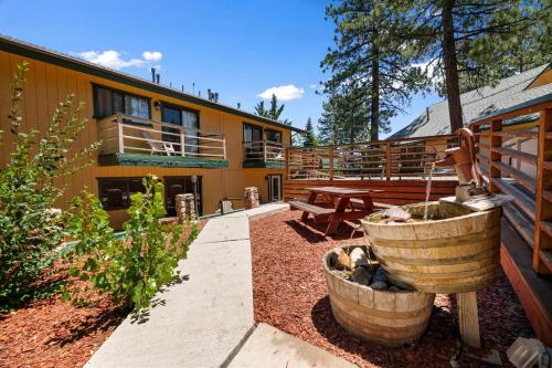Garden, Big Bear Lake Front Lodge in Big Bear Lake (CA) Garden, Big Bear Lake Front Lodge in Big Bear Lake (CA)