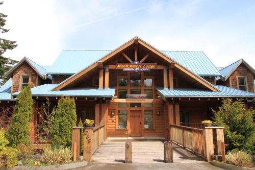 Entrance, Moon Water Lodge in Malahat (BC) Entrance, Moon Water Lodge in Malahat (BC)