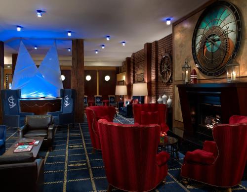 Shared lounge/TV area, Argonaut Hotel near Musee Mecanique Shared lounge/TV area, Argonaut Hotel near Musee Mecanique