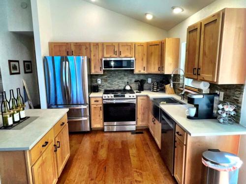Luxury Chalet near skiing, craft brews & live music in Black Hawk (CO) Luxury Chalet near skiing, craft brews & live music in Black Hawk (CO)