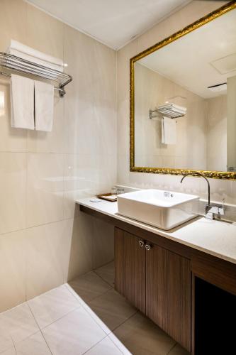 화장실, 라마다 호텔 앤 스위트 남대문 (Ramada Hotel and Suites Namdaemun) in 명동 화장실, 라마다 호텔 앤 스위트 남대문 (Ramada Hotel and Suites Namdaemun) in 명동