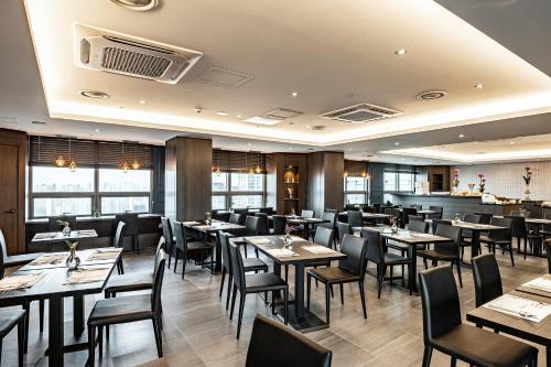 מסעדה, Ramada Hotel and Suites Namdaemun in סיאול מסעדה, Ramada Hotel and Suites Namdaemun in סיאול