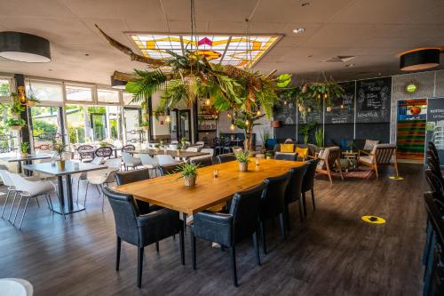 Restaurant, TopParken – Recreatiepark de Woudhoeve in Wimmenum Restaurant, TopParken – Recreatiepark de Woudhoeve in Wimmenum