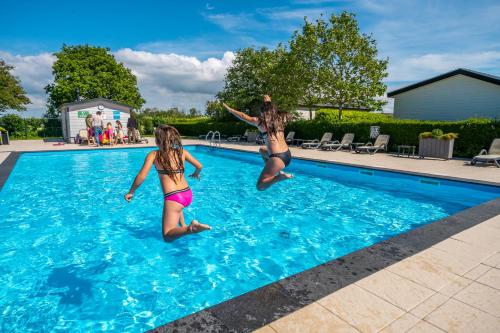Swimming pool, TopParken – Recreatiepark de Woudhoeve in Wimmenum Swimming pool, TopParken – Recreatiepark de Woudhoeve in Wimmenum