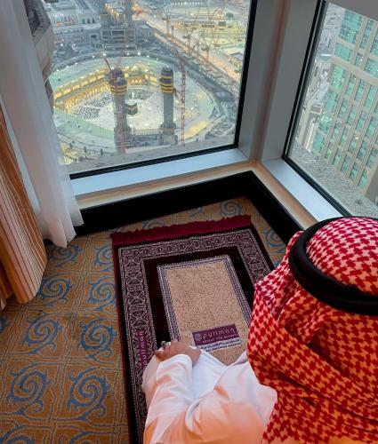 Deluxe Twin Room with Partial Kaaba View