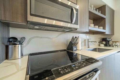 Kitchen, Stylish and Modern Apartments in the heart of Dadeland The Palmer Dadeland in Glenvar Heights Kitchen, Stylish and Modern Apartments in the heart of Dadeland The Palmer Dadeland in Glenvar Heights