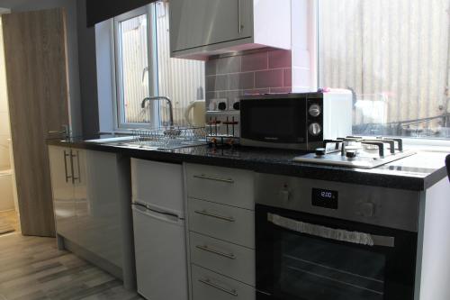 Kitchen, Cosy Central Luton Studio Flat -Ideal for Airport! in Luton Airport Kitchen, Cosy Central Luton Studio Flat -Ideal for Airport! in Luton Airport