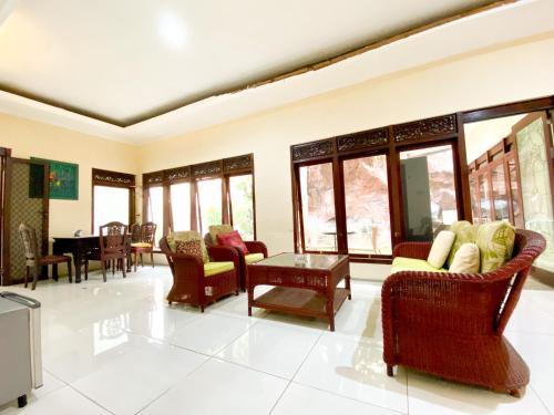 Bar/lounge, Homey Guesthouse near Sby Zoo (Syariah) near Surabaya's Zoo Bar/lounge, Homey Guesthouse near Sby Zoo (Syariah) near Surabaya's Zoo