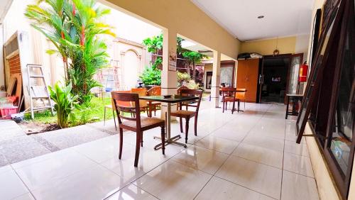 Restaurant, Homey Guesthouse near Sby Zoo (Syariah) near Surabaya's Zoo Restaurant, Homey Guesthouse near Sby Zoo (Syariah) near Surabaya's Zoo