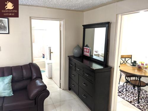 Salle de bain, Oasis Living Getaway in Mandeville, Manchester in Mandeville Salle de bain, Oasis Living Getaway in Mandeville, Manchester in Mandeville