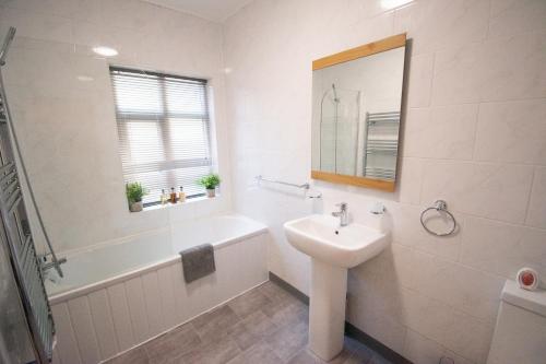 Bathroom, Ideal Lodgings in Bury in Bury Bathroom, Ideal Lodgings in Bury in Bury