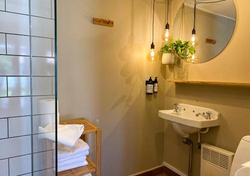 Bathroom, Hotel Blomme's Place in Snogebaek Bathroom, Hotel Blomme's Place in Snogebaek
