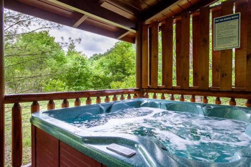 อ่างแช่น้ำร้อน, Alpenhaus Cozy Log Cabin - 2 Bedrooms, Hot Tub, amazing location! in ชานเมืองพีเจี้ยน ฟอร์จ อ่างแช่น้ำร้อน, Alpenhaus Cozy Log Cabin - 2 Bedrooms, Hot Tub, amazing location! in ชานเมืองพีเจี้ยน ฟอร์จ