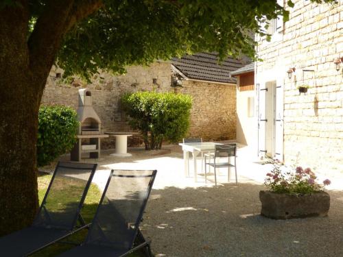 Maison en pierre renovee avec jardin clos et terrasse, proche sites UNESCO, a Coly-Saint-Amand - FR- in Coly Maison en pierre renovee avec jardin clos et terrasse, proche sites UNESCO, a Coly-Saint-Amand - FR- in Coly