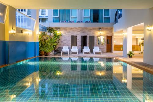Swimming pool, Boss Suites Nana in Bangkok Swimming pool, Boss Suites Nana in Bangkok