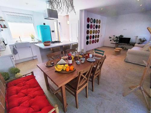 Dream of Mediterranean house, Jacuzzi, BBQ, Delices ensoleilles in Sartrouville Dream of Mediterranean house, Jacuzzi, BBQ, Delices ensoleilles in Sartrouville