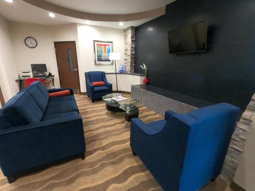 Lobby, HomeTowne Studios & Suites Washington in Washington (PA) Lobby, HomeTowne Studios & Suites Washington in Washington (PA)