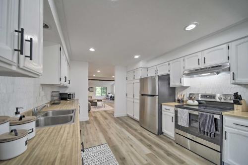 Bright and Airy Liberty Lake Abode with Backyard! in 리버티 레이크 (WA) Bright and Airy Liberty Lake Abode with Backyard! in 리버티 레이크 (WA)