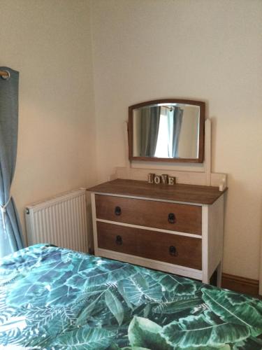Cosy Rural Cottage Peak District, Pets Welcome in Hollinsclough Cosy Rural Cottage Peak District, Pets Welcome in Hollinsclough