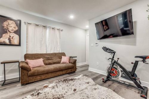 Dallas Private Homes - Lovely Unit With Free Parking in East Dallas Dallas Private Homes - Lovely Unit With Free Parking in East Dallas