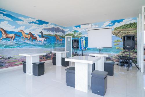 Business center, RedDoorz Plus @ Jalan Pemuda Timur Bojonegoro in Bojonegoro Business center, RedDoorz Plus @ Jalan Pemuda Timur Bojonegoro in Bojonegoro