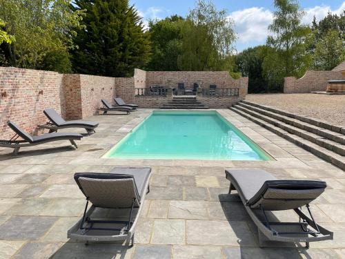 Eastwood Observatory: 12 bedrooms, swimming pool and tennis court in Herstmonceux Eastwood Observatory: 12 bedrooms, swimming pool and tennis court in Herstmonceux