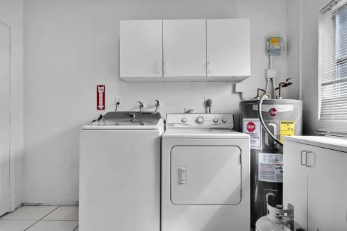 Spacious 4BRS Home, Relax Backyard close to Casino in 펨브로크 파인 Spacious 4BRS Home, Relax Backyard close to Casino in 펨브로크 파인