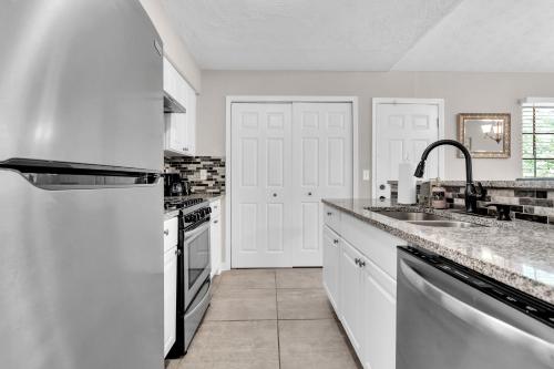 Pleasant Stay Getaway in Fulton Country Airport Pleasant Stay Getaway in Fulton Country Airport