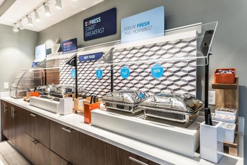 طعام و مشروبات, Holiday Inn Express Flint-Campus Area By IHG in Flint طعام و مشروبات, Holiday Inn Express Flint-Campus Area By IHG in Flint