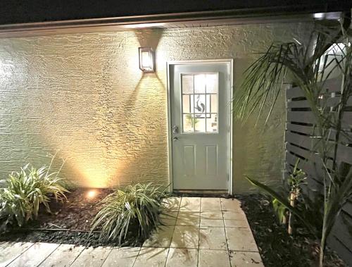 Private Suite with Shared Pool in Spring Hill (FL) Private Suite with Shared Pool in Spring Hill (FL)