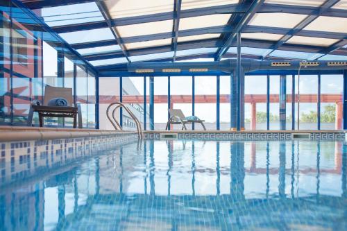 Swimmingpool, Salles Ciutat Del Prat Hotel in Barcelona Swimmingpool, Salles Ciutat Del Prat Hotel in Barcelona