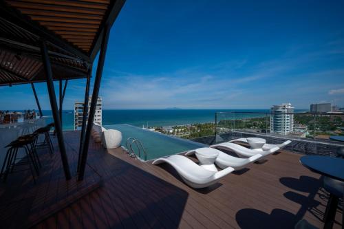 Swimming pool, Draco Hotel & Suites in Da Nang Swimming pool, Draco Hotel & Suites in Da Nang
