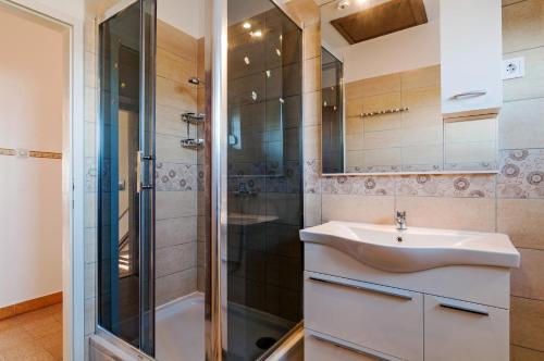 Three-Bedroom Apartment with Balcony image 6