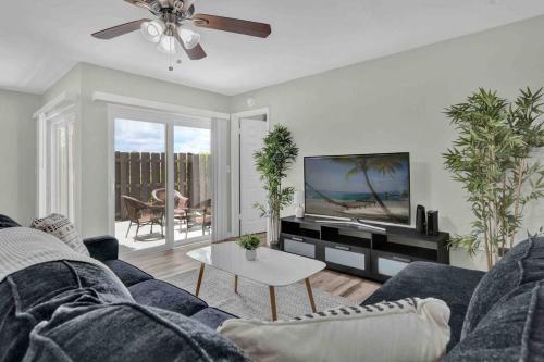 NEW! Comfy ֎ Townhouse 35 mins to Disney! in Poinciana NEW! Comfy ֎ Townhouse 35 mins to Disney! in Poinciana