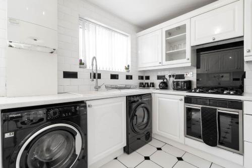 kök, Modern 4 bedroom home ideal for Contractors, Groups and families ,FREE parking for multiple vehicle' in Oldbury kök, Modern 4 bedroom home ideal for Contractors, Groups and families ,FREE parking for multiple vehicle' in Oldbury